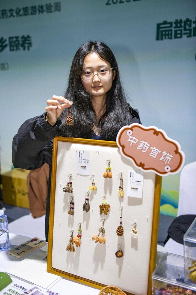 年轻人“邪修”养生，把中药挂在耳朵上