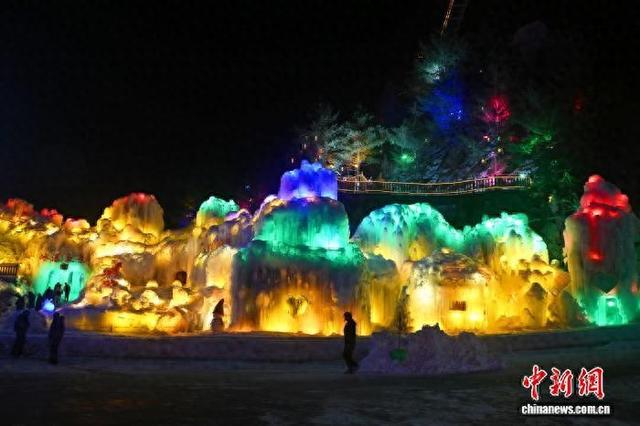 积石山大墩峡景区震后焕新：冰雪盛宴启幕 观冰瀑赏冰灯