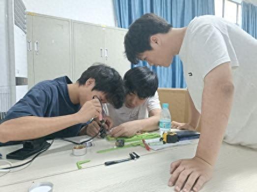广州理工学院学子在第二十七届中国机器人及人工智能大赛全国总决赛中获一等奖