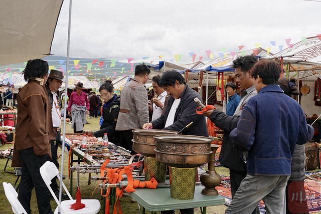 120顶帐篷汇草原“商”机！理塘赛马季集市助牧民腰包“鼓起来”