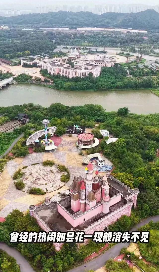 江西有一处梦幻乐园处于荒废状态，运营设备锈迹斑斑周围杂草丛生