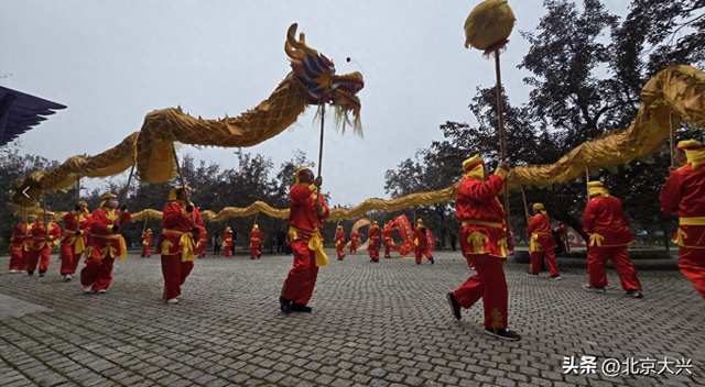 安定镇御林古桑园里的重阳盛会：舞龙、义诊、听大戏 暖了老街坊的心