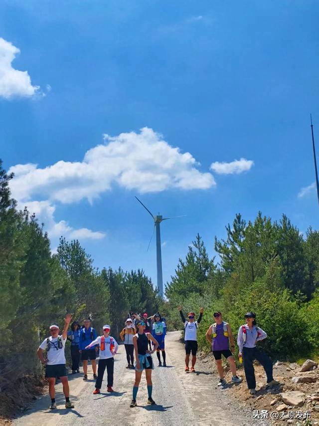 户外徒步登山 感受一城山色