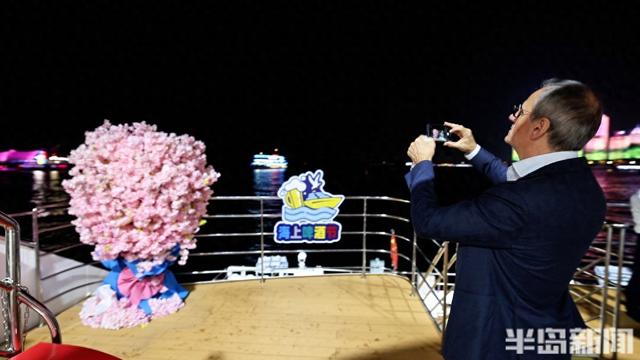 外籍嘉宾乘船夜游浮山湾，感受岛城璀璨夜景与人文魅力