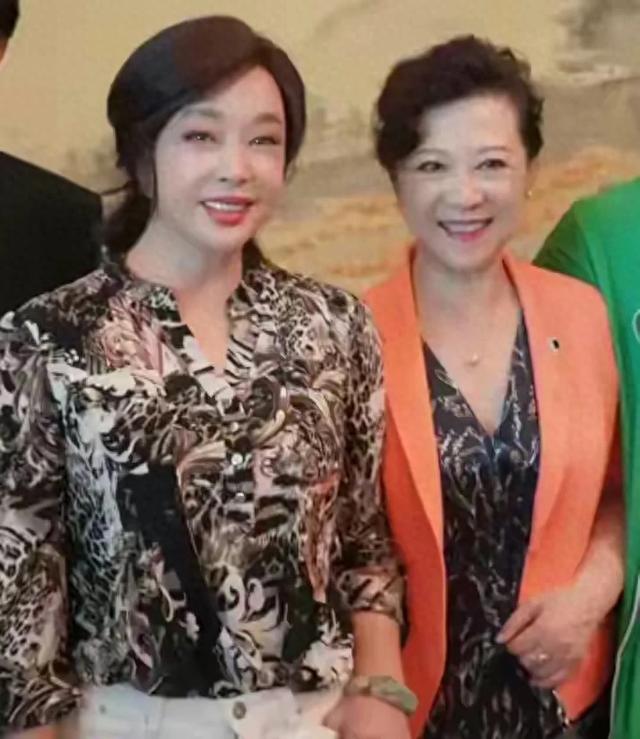 74岁刘晓庆和75岁王馥荔同框，自然老去和医美老去，区别太大了