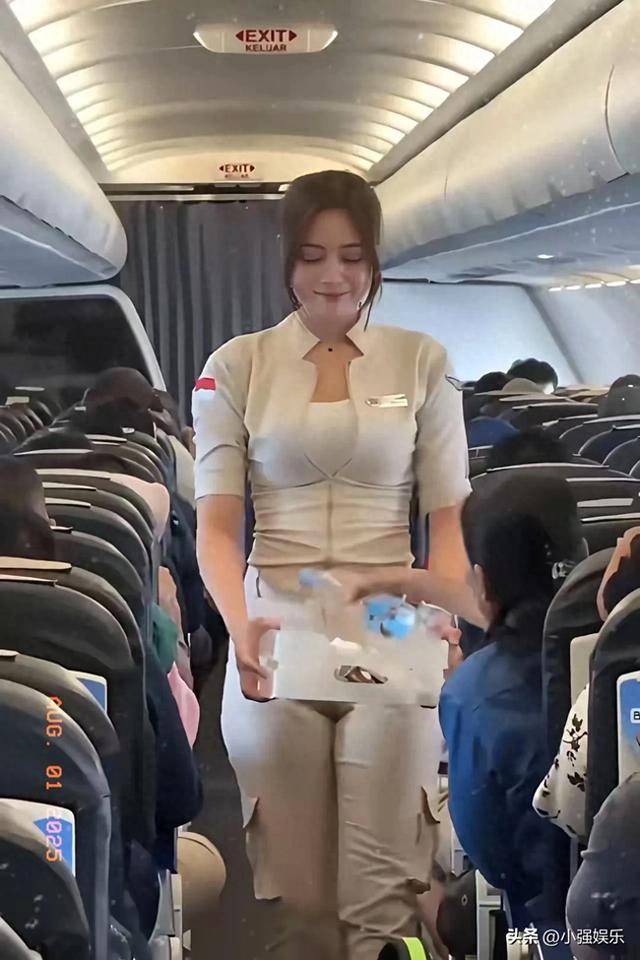 被印尼空姐的颜值惊艳到！这身制服穿搭在飞机上美成风景线