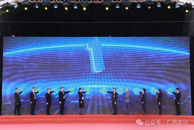 2025年越中（芒街—东兴）国际商贸·旅游博览会在越南广宁省芒街一坊开幕