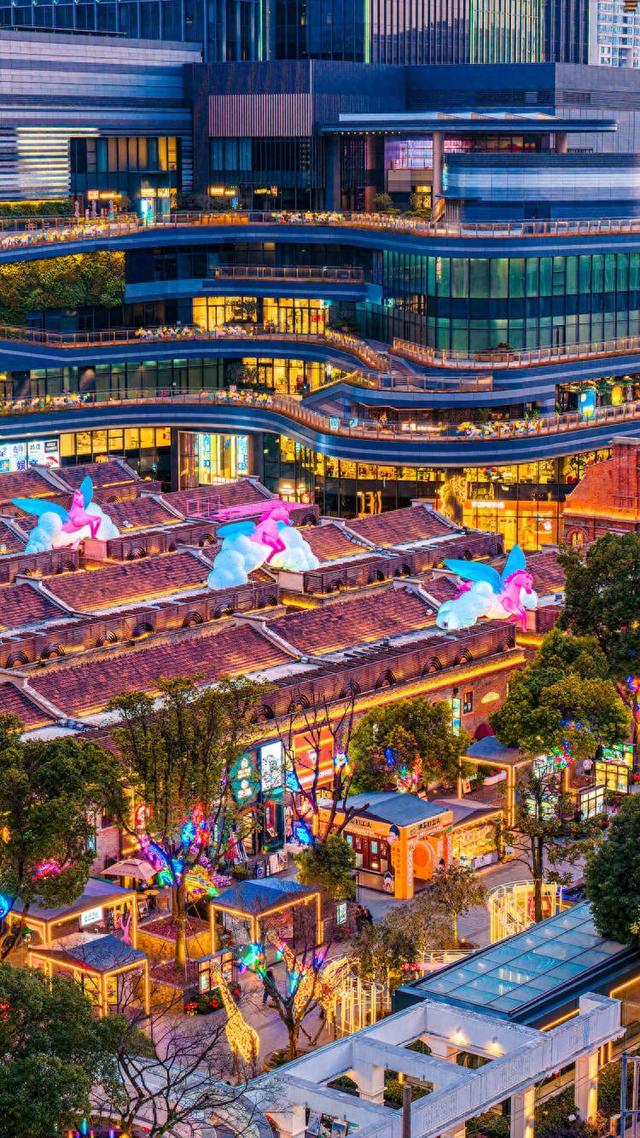 俯瞰屋顶灯会、听沪语脱口秀、观石窟特展…过年来百年弄堂共赏海派今潮年味｜新春闹灯会·古镇过大年③