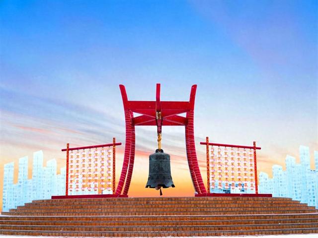 祈福打卡两不误！敲响哈尔滨冰雪大世界世纪之钟！