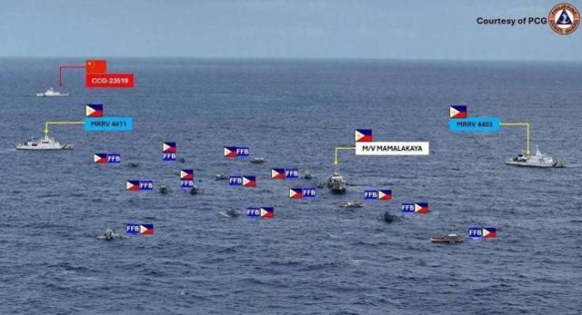 太突然！菲律宾20艘渔船“铁索连环”闯黄岩岛，马科斯这招真的狠