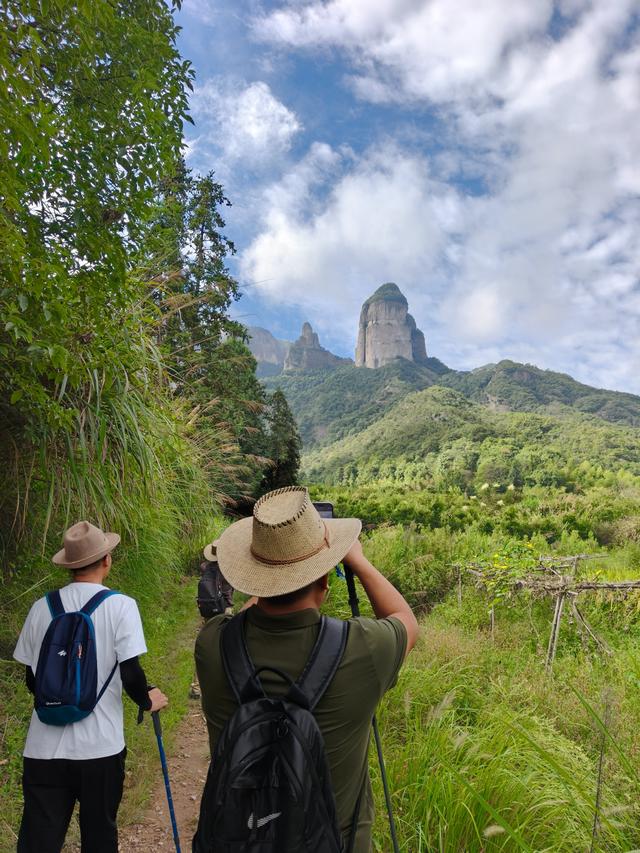 仙居县饭蒸岩景区，横看成岭侧成峰，远近高低各不同