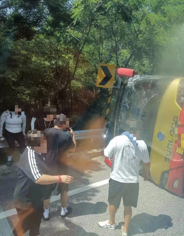 辽宁景区大客车侧翻悲剧背后：暑期旅游安全这道题，我们都答错了