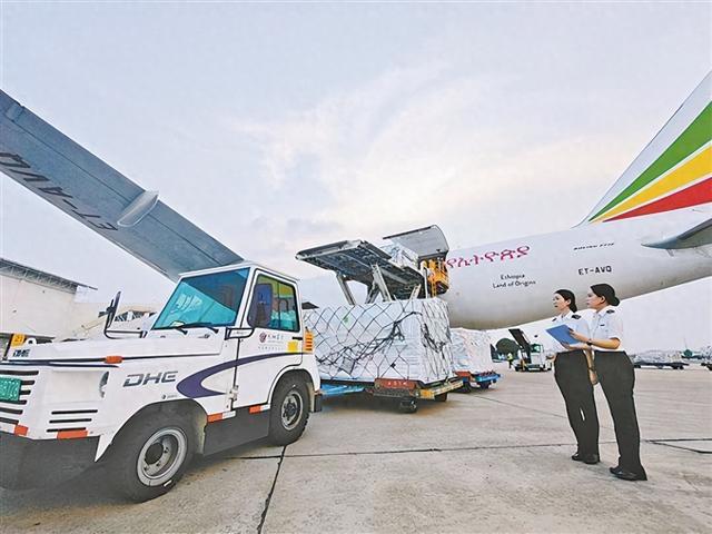 国内首条金砖城市跨境电商空运专线进出口货物突破4万吨