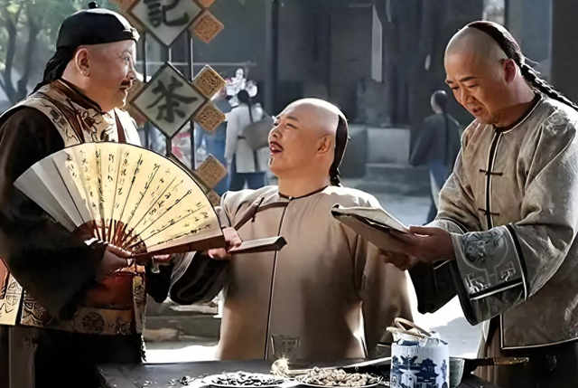 乾隆说上联：坐北朝南吃西瓜，籽往东放！纪晓岚出下联惹众人脸红