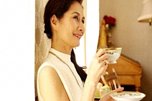 两性关系：50岁后，女人其实不怕你占便宜，就怕你做到这一步