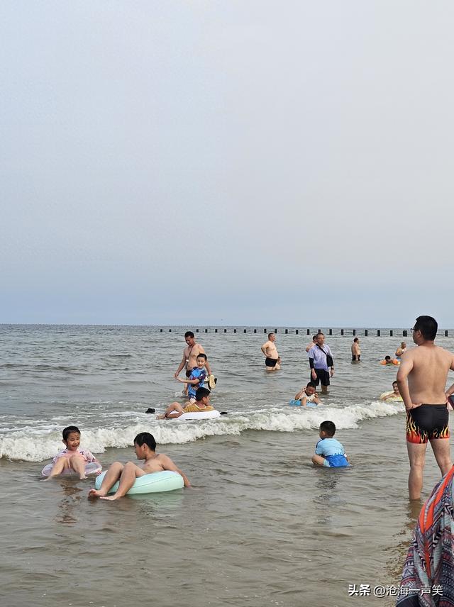海边听涛，涛声依旧在，故人依旧在，浪声依旧在，只是游人归