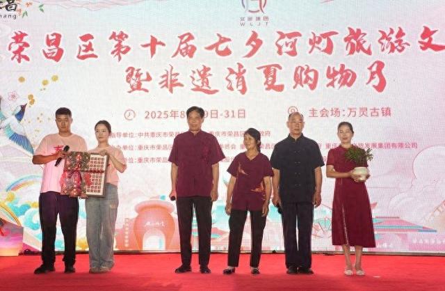 流光溢彩游人如潮！重庆荣昌河灯节点亮七夕浪漫夜