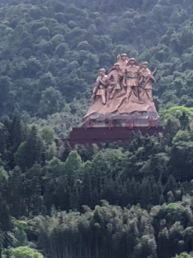 我们在井冈山参观了几个著名的革命遗迹