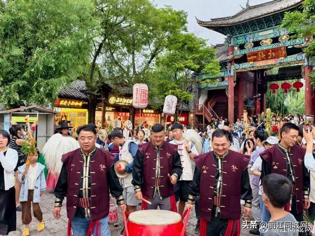 2025 束河火把节拉开帷幕 三天盛宴解锁古城烟火气