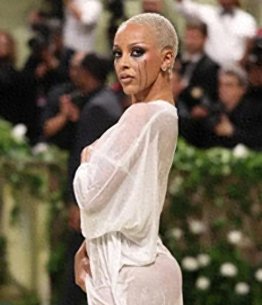 这是没衣服穿了？套个塑料袋就出门，自己不尴尬	，尴尬的就是别人