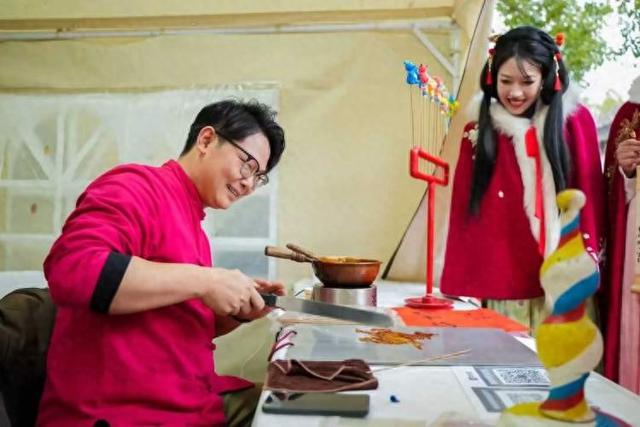 换“铜钱”赶集寻趣，来状元之乡枫泾折桂沾福！凭乐高门票还能免费游古镇，家庭出游可省百元｜新春闹灯会·古镇过大年②