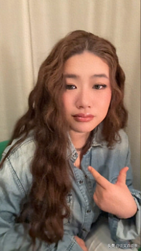 威武！俩中国女生埃及游，与当地5人互殴，完胜后获围观者竖拇指