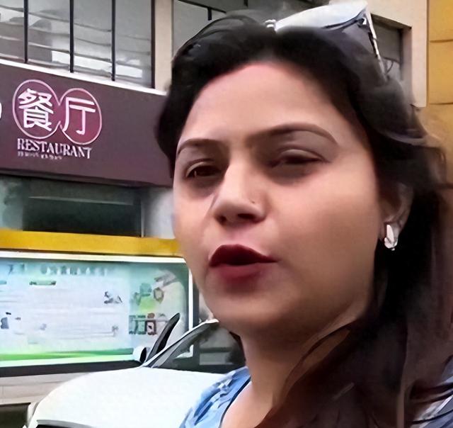 印度美女来中国旅游，第一天就破防：他们卫生条件怎么会这么好？