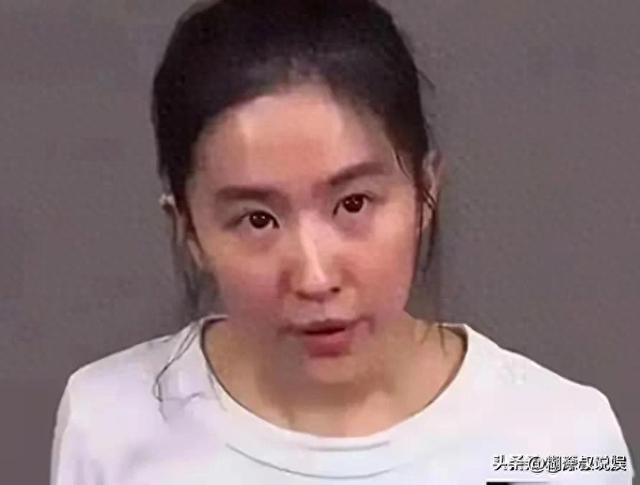 刘亦菲素颜露面，和普通路人没啥两样，网友：这才是最真实的她呀