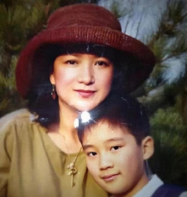 许亚军四任妻子已去其二，前妻何晴生前透露，和他新家庭关系和睦