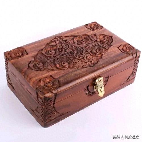 父亲去世后，我每月给继母一千，继母临终送我木盒，打开我泪目了