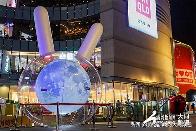 国庆中秋同欢庆 玉兔灯展夜更兴