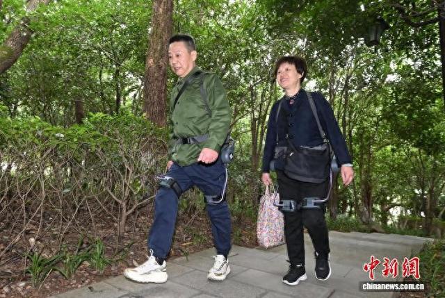 浙江杭州：外骨骼机器人助力民众登高
