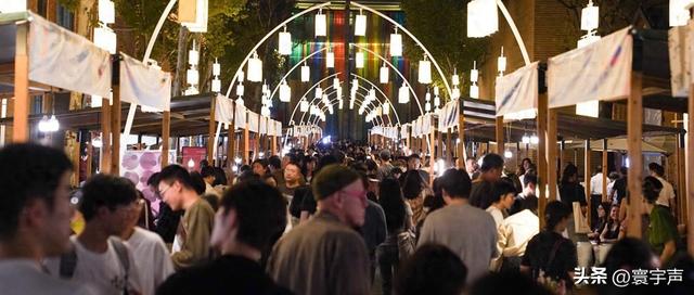 双节 “鸡排哥” 爆红景德镇，官方聘文旅推介官，城市承载力待优化