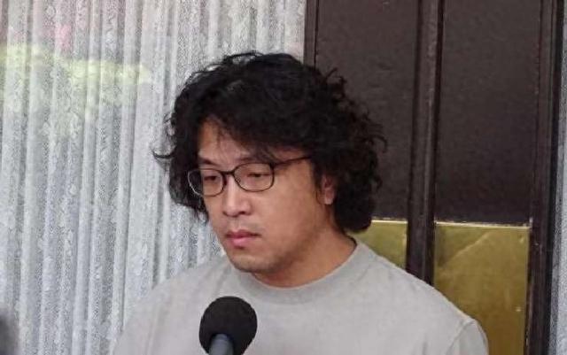 行程全剧终	，沈伯洋返回台湾，下飞机后紧闭双眼，解放军四面围岛