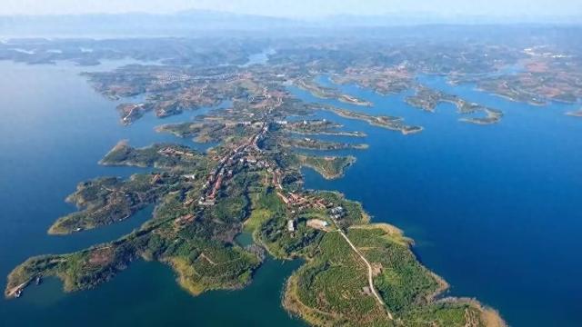 看，丹江口水库中央这幅“水墨长卷”！