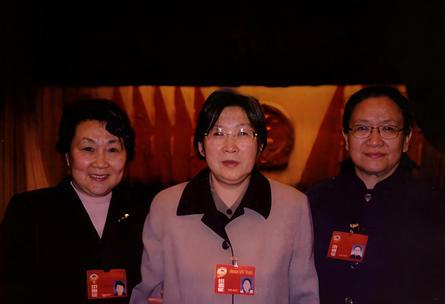 63岁李讷和67岁李敏相遇，闲聊起彼此年龄后，孔东梅开了一个玩笑