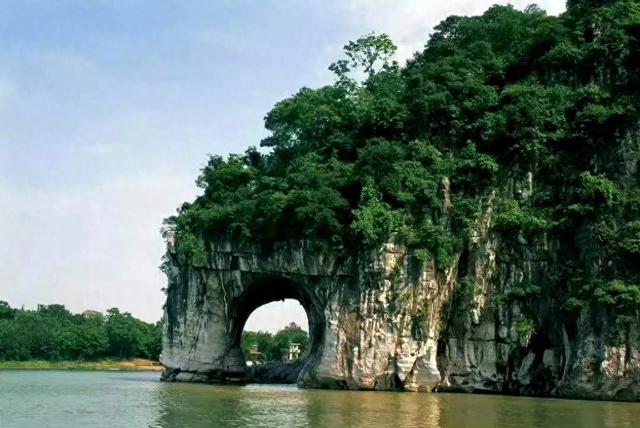 桂林山水甲天下，漓江山水甲桂林。 ​​​