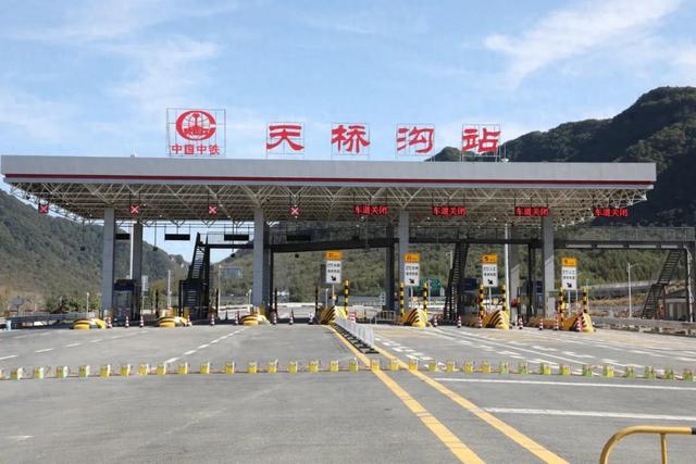 2025秋游辽宁消费季县域分会场——丹东市秋季旅游活动暨第二十届丹东宽甸天桥沟枫叶文化旅游季启幕