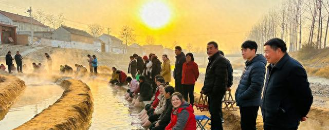 河南巩义出怪事了！一村突然冒出露天温泉，52℃暖水免费泡