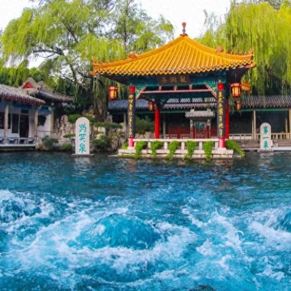 我是上海人，旅游景点趵突泉见泉眼冒水看运气