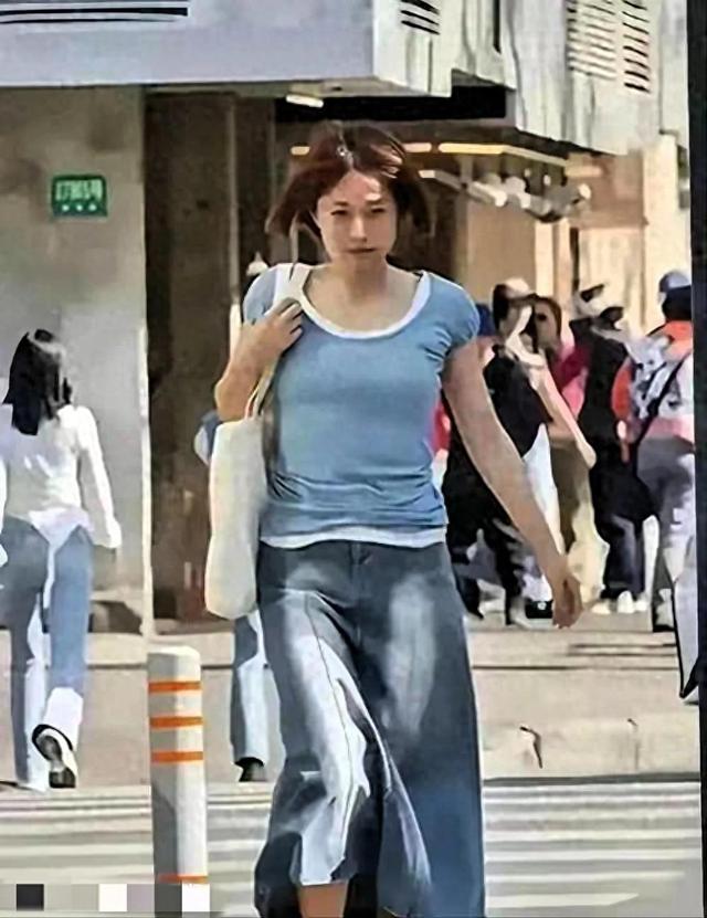 马伊琍亮相上海街道，才50岁看起来像老阿姨 细瞧气质状态依旧在线
