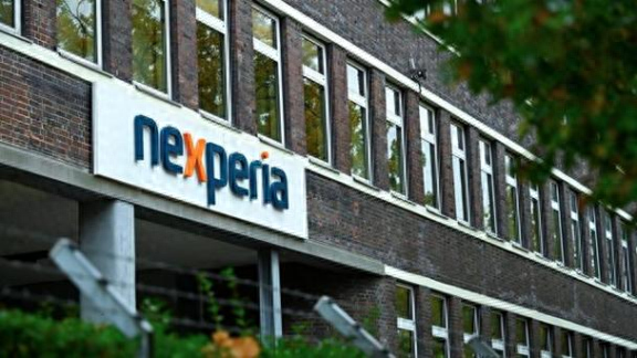 荷兰记者问首相：你认为荷兰的行为愚蠢吗，看看他怎么说？