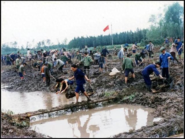 我的宝藏家乡 | 万人肉身筑堤38公里，一座用扁担“抢”出来的小镇