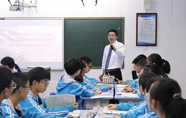 “铁饭碗”不铁了？多地改革掀风暴，小城困局倒逼变革