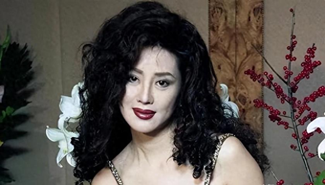 她是中国第一美妇，因为太美被克林顿接见，为显年轻28年不近男色