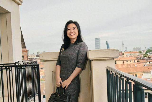 拒绝上春晚、解散公司，淡出综艺，43岁的贾玲把自己“作”没了？