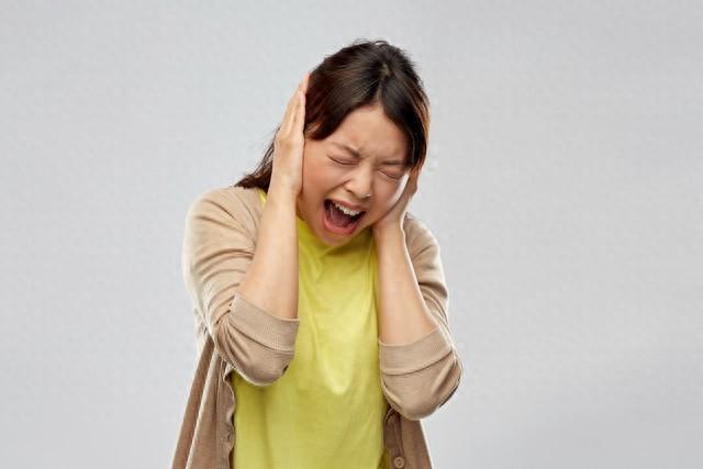 女人生气的时候怎么哄她（别再只会说 别生气4 个哄她的实战技巧）