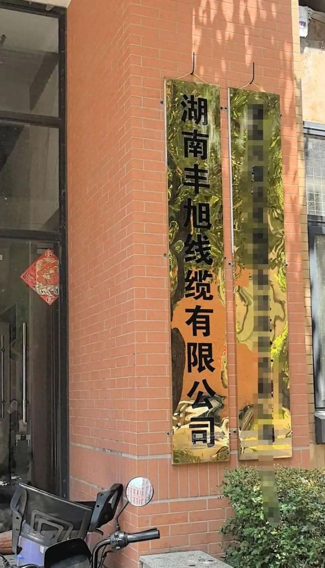 长沙男子砸摔的记者摄像机价值近5万，涉嫌故意毁坏财物罪，律师：恐面临三年以下刑期