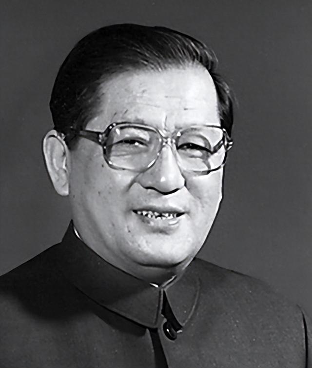 他曾担任三个直辖市的市委书记，40岁副国级，43岁粉碎一起阴谋