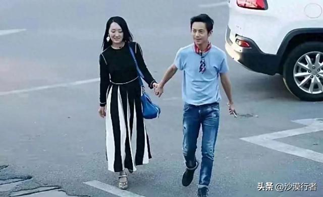 51岁的何炅，牵手54岁的杨钰莹，年过半百的俩人，画面感超温馨的